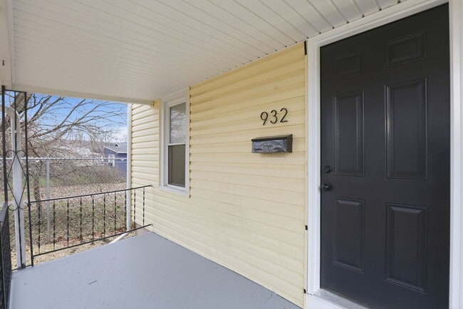 Building Photo - Fully Updated 2-Bed with Modern Finishes