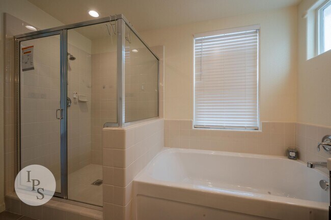 Building Photo - Fresno SouthEast Home, Gated Community, Clovis Unified School District, 3BR/2.5BA