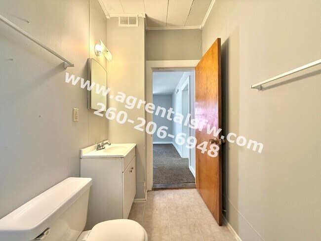 Building Photo - 4 Bedroom House - $300 Off First Months Rent