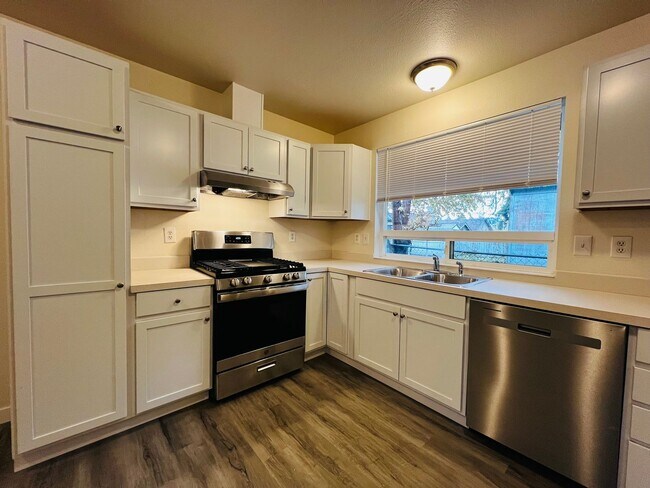 Building Photo - N524