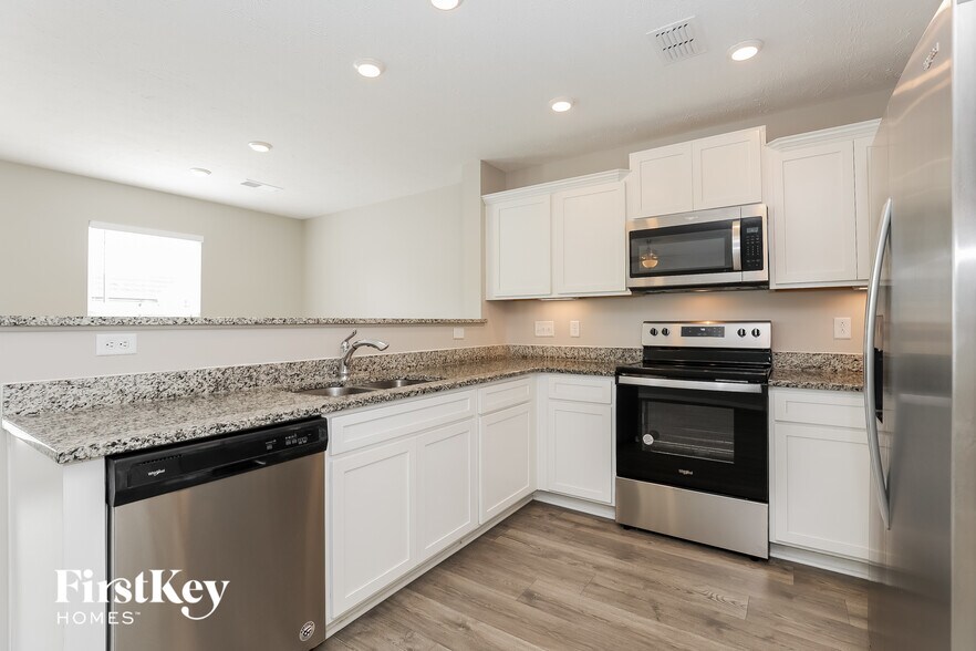 Building Photo - 2230 Oak Dr