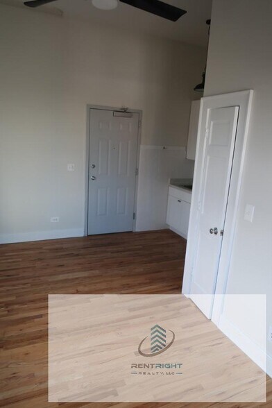 Building Photo - 4526 N Sheridan Rd