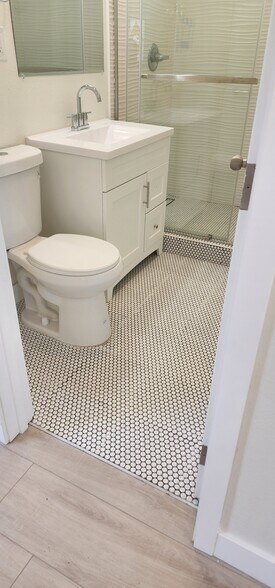 Building Photo - 950 N Kingsley Dr