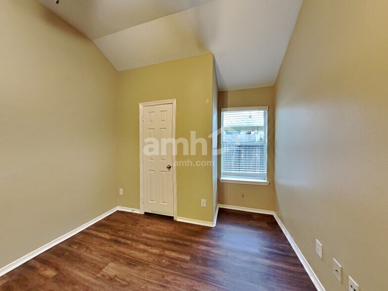 Building Photo - 113 Heritage Oaks Dr