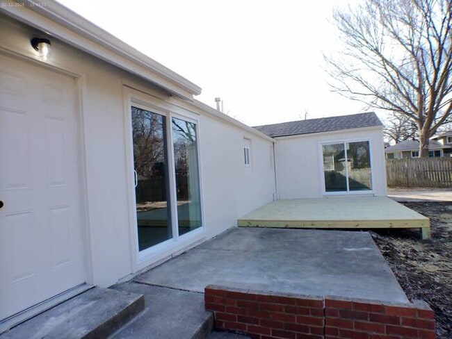 Building Photo - Lovely 3 bedrooms and 2 full baths ranch home located off Antioch Rd on W 81st St in Overland Park