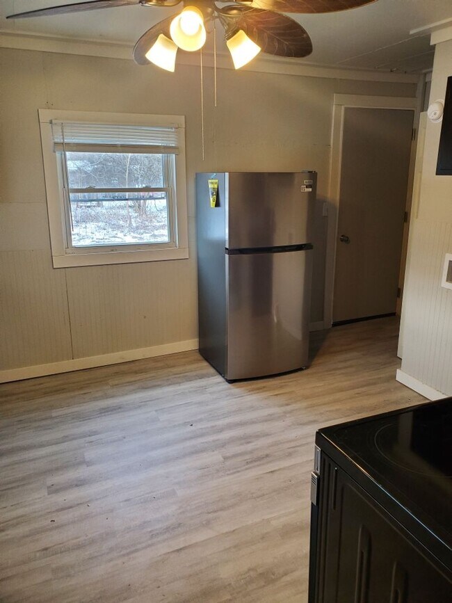 Building Photo - For Rent: 2 Bedroom, 1 Bathroom Home