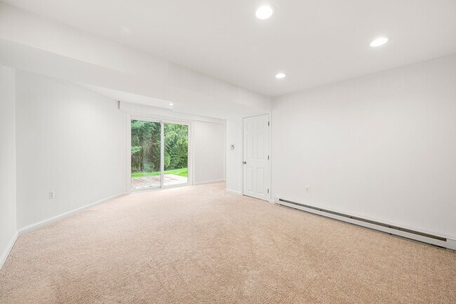 Building Photo - 302 Pinebrooke Cir