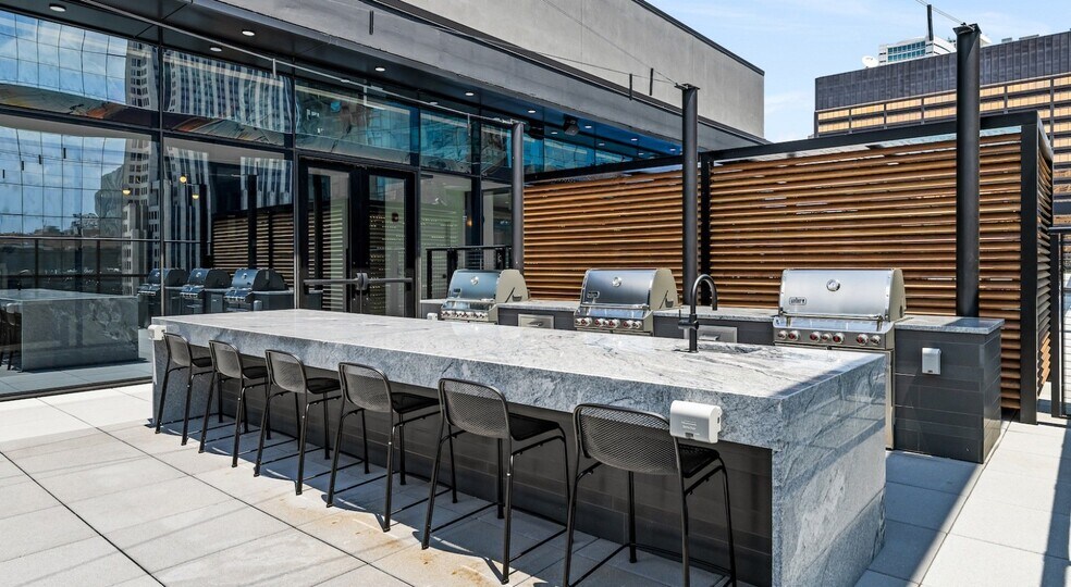 Building Photo - 515 N St Clair St