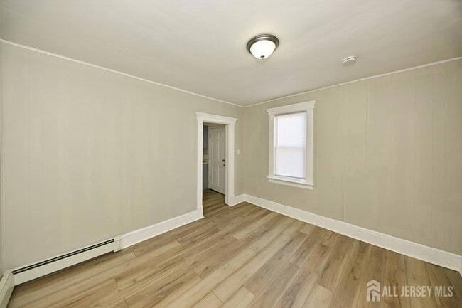 Building Photo - 652 Penn St