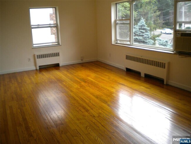 Building Photo - 79 Huguenot Ave