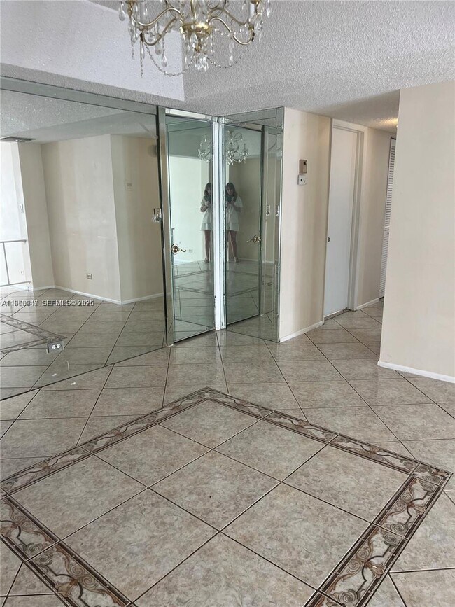 Building Photo - 3760 Inverrary Dr