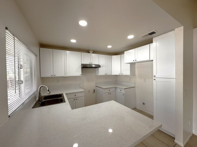 Building Photo - 2bd/2ba Home - Village Lakes Community
