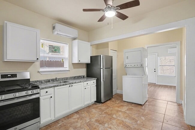 Building Photo - 4805 Belmont Ave