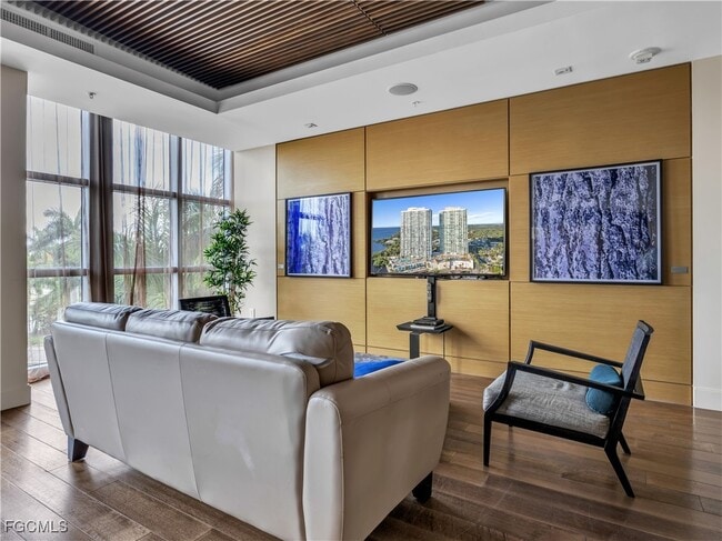 Building Photo - 3000 Oasis Grand Blvd