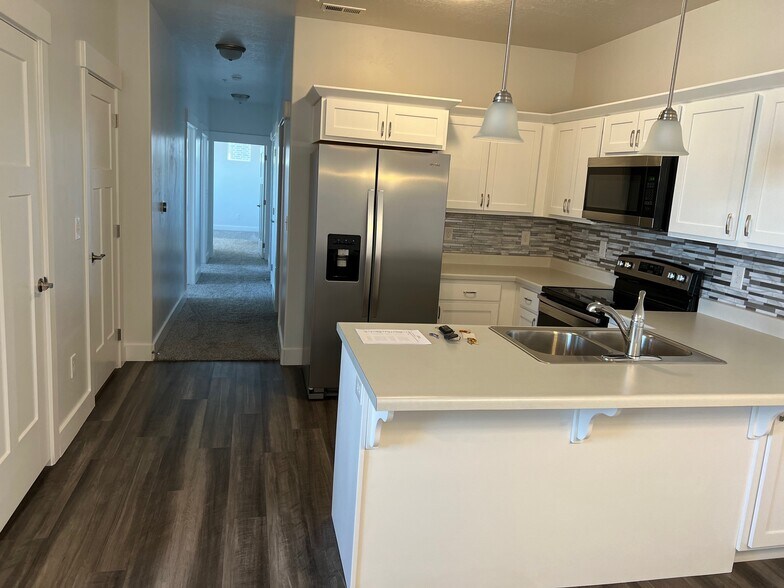 Building Photo - 767 N 380 W