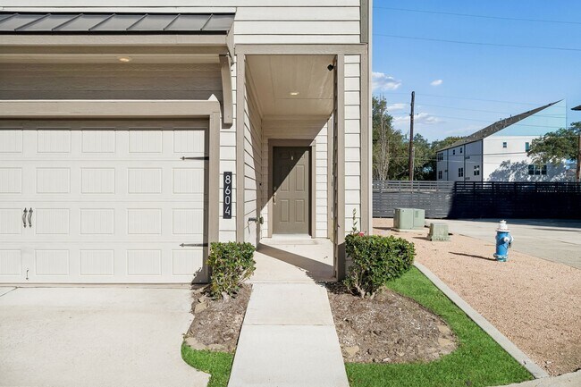 Building Photo - 8604 Hollyoaks Creek Ln