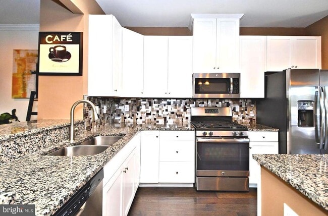 Building Photo - 353 E Hancock St