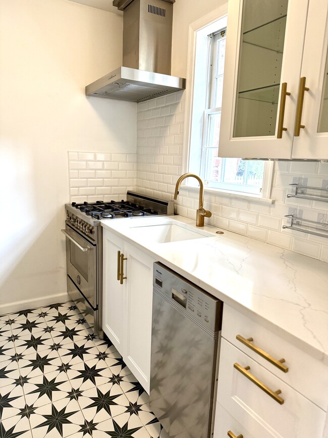 Building Photo - 830 S Pitt St