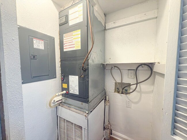 Building Photo - Two story townhouse style unit! Bedroom on second floor