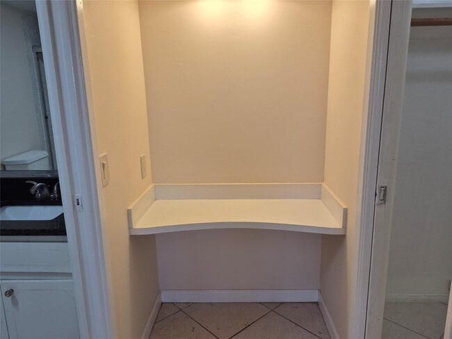 Building Photo - 3100 N Palm Aire Dr