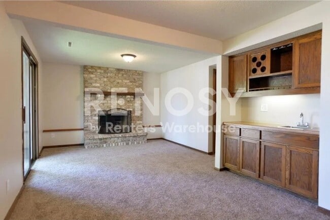 Building Photo - Available July 6th 2 Bedroom 2 Bath Townhome in Woodbury