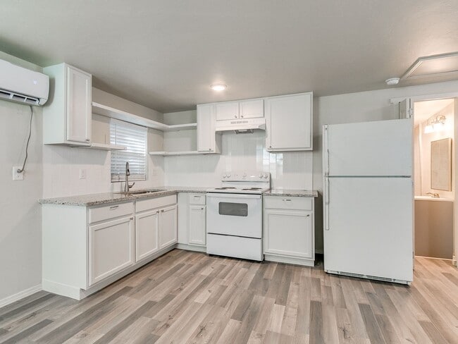 Building Photo - Newly renovated efficancy with fenced yard.