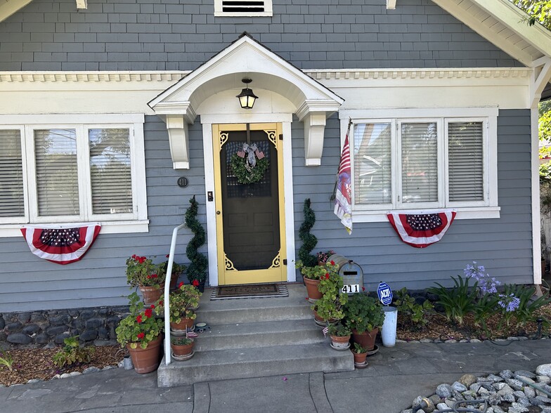 Primary Photo - 411 N 8th Ave