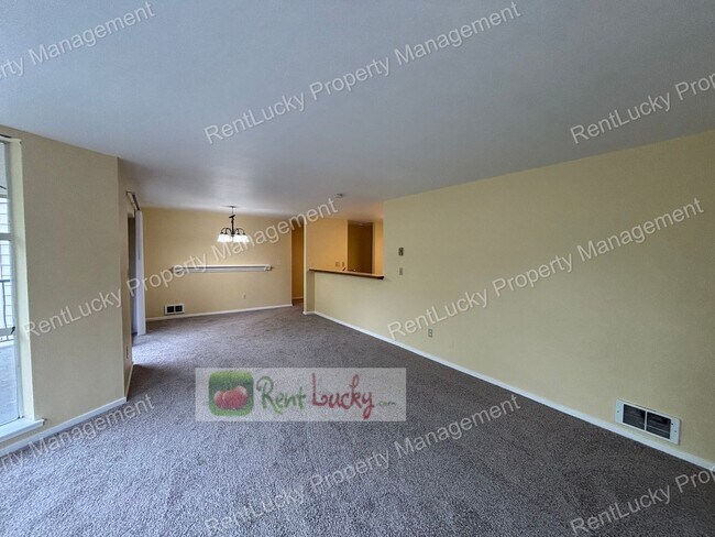Building Photo - Gorgeous 2 Bedroom Condo with Secured Parking in Unbeatable Bellevue Location!!