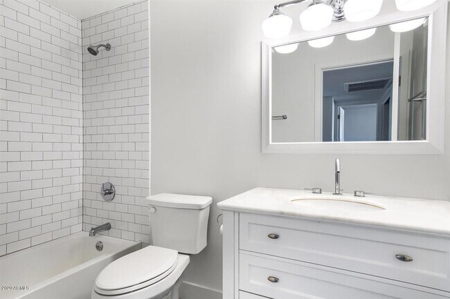 Building Photo - 3140 E Glenrosa Ave