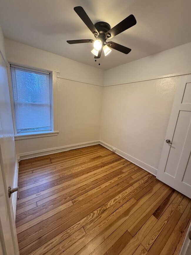 Building Photo - Great Morningside Row House with Front Porch!