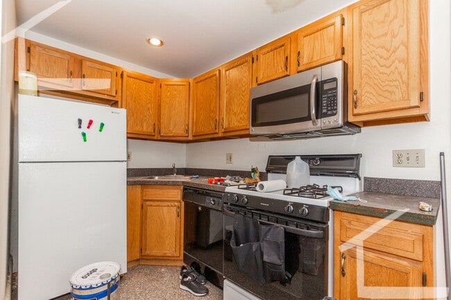 Building Photo - NO FEE!  Perfect Apt for BU Students Near T with Heat and Hot Water Included