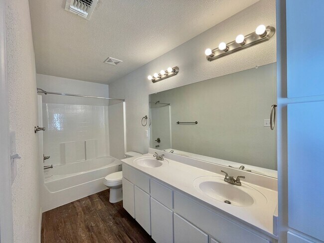 Building Photo - 1712 Clovis Dr