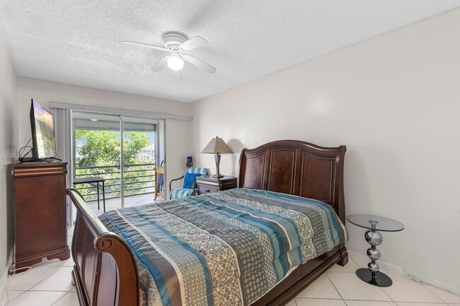 Building Photo - 3028 Harwood D