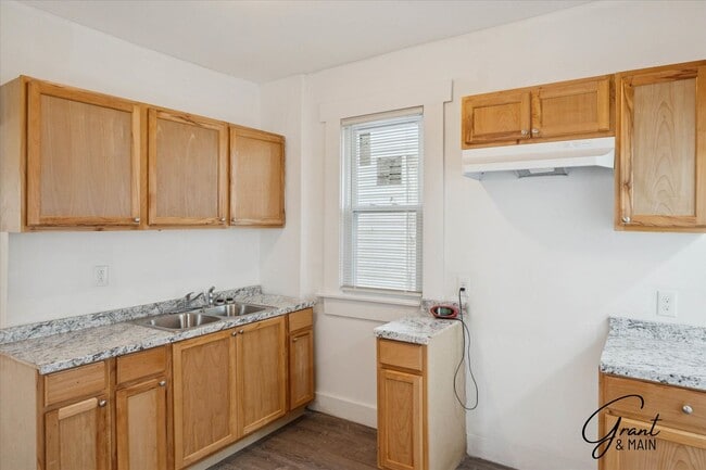 Building Photo - $1200 3 bedrooms