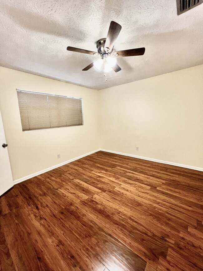 Building Photo - 5391 Golf Course Dr