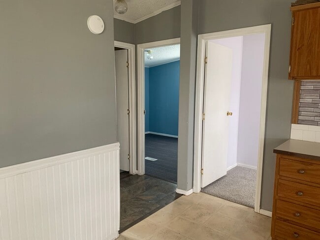 Building Photo - Country Living, minimal neighbors,3 bedroo...