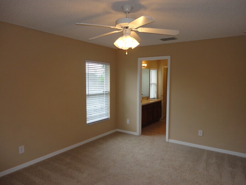 Building Photo - 648 Winding Lake Dr