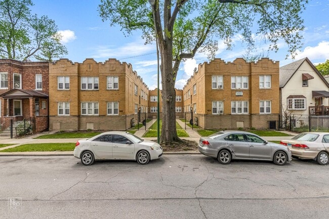 Building Photo - 1042 N Leamington