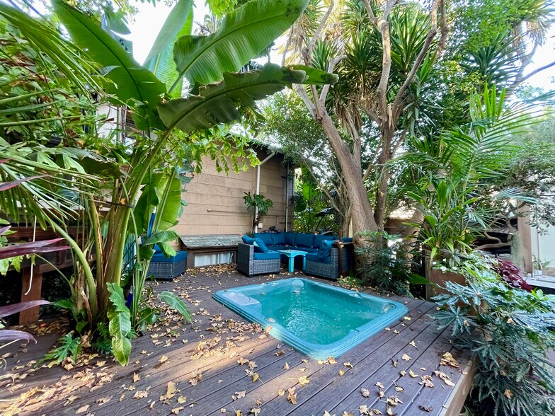 Jacuzzi - Shared courtyard with four other bungalows - 2918 Pacific Ave