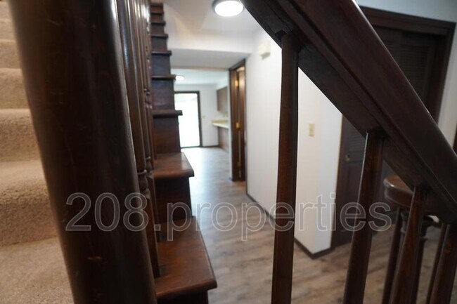 Primary Photo - 3392 S Maze Ave