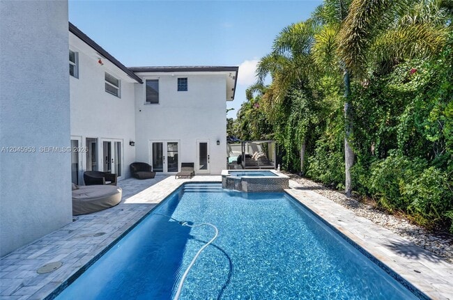 Building Photo - 542 N Cypress Dr