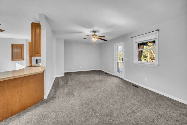 Building Photo - 1065 Lakeland Dr