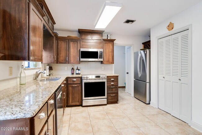 Building Photo - 215 Sleepy Hollow Dr