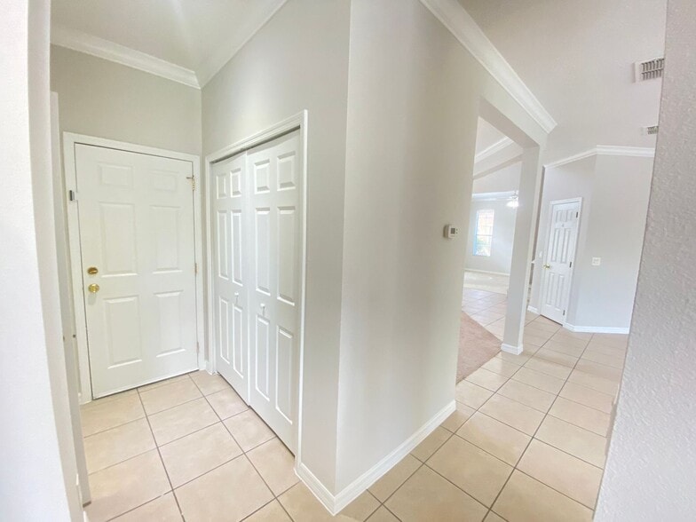 Building Photo - 5 Bedroom / 3 Bath Home in Cypress Lake, A...