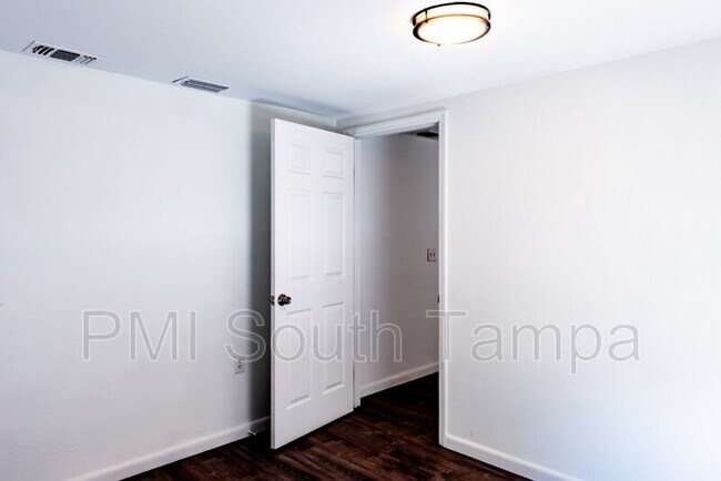 Building Photo - 3402 W Van Buren Dr