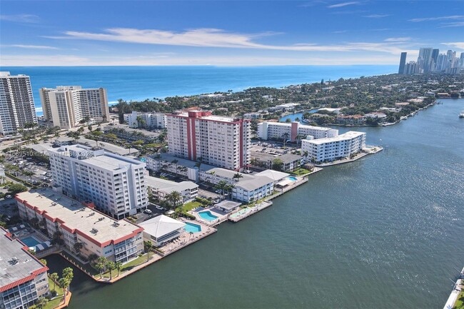 Building Photo - 3113 S Ocean Dr