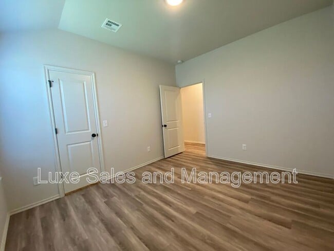 Building Photo - 8000 NW 110th Dr