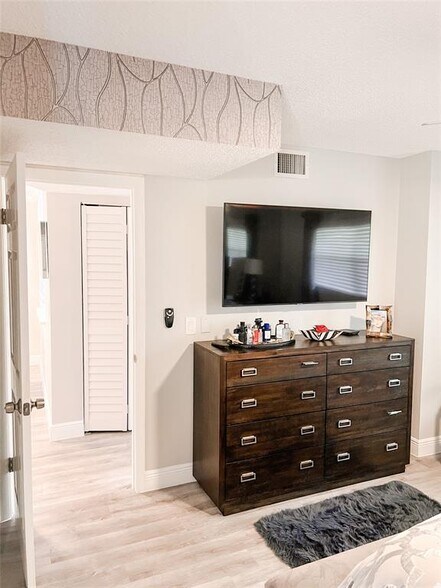 Building Photo - 5155 E Sabal Palm Blvd
