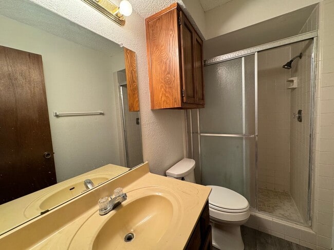Building Photo - 3 bedroom 2 bathroom duplex In Broken Arrow!