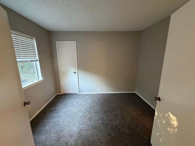 Building Photo - SINGLE STORY 3 BEDROOM HOME IN NORTHWEST C...